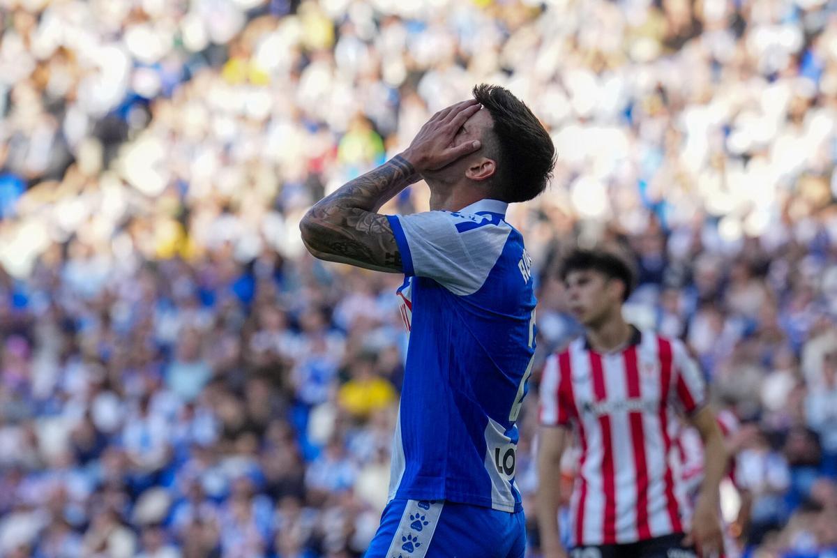 BARCELONA, 13/05/2026.- El jugador del Espanyol Rubén Sánchez se lamenta tras una ocasión durante el partido de la jornada 36 de LaLiga que disputan Espanyol y Athletic Club, este miércoles en el estadio RCDE Stadium en Barcelona. EFE/Alejandro García