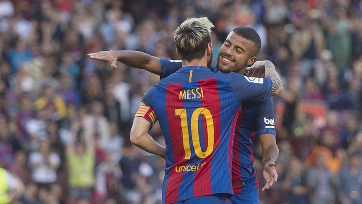 Rafinha felicita a Messi por el cuarto gol al Deportivo, en el Camp Nou