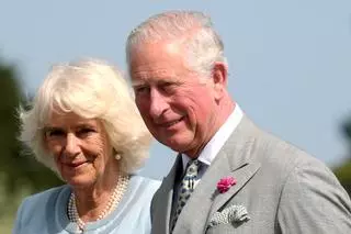 Carlos III reparece en público visitando un centro contra el cáncer en Londres