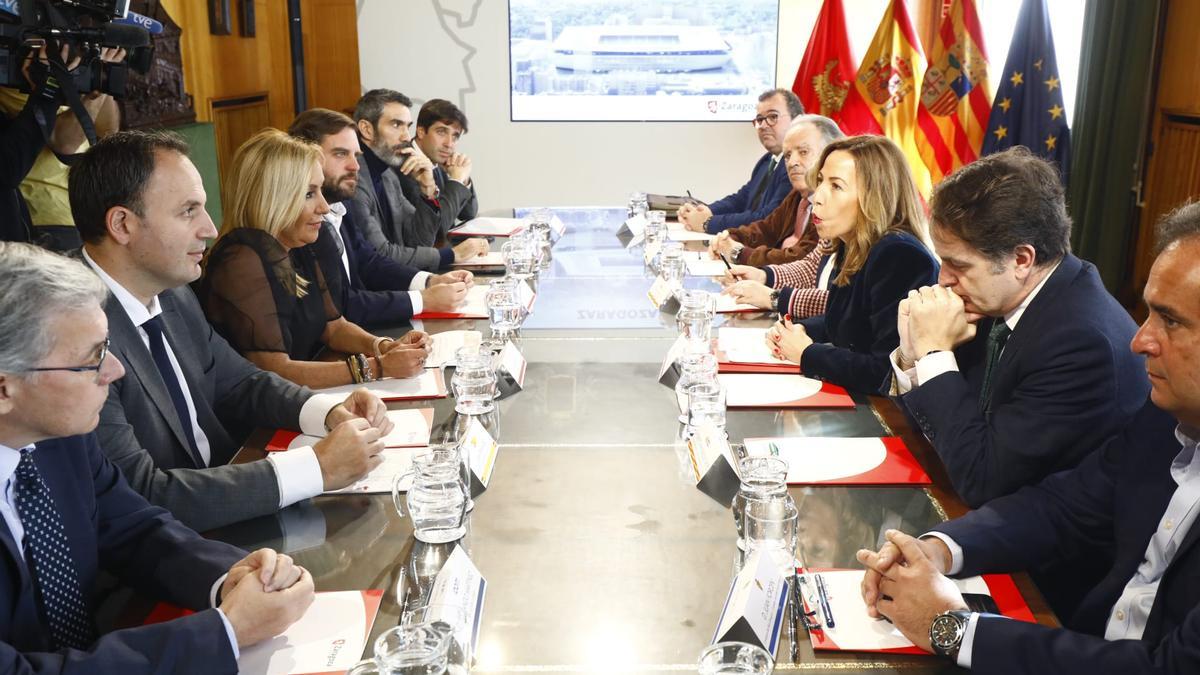 Reunión entre los responsables de la candidatura de Zaragoza y los de la RFEF, este lunes en el ayuntamiento.