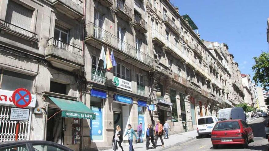 Edificios de la calle Concordia, en pleno centro urbano, con más de 50 años de antigüedad. // Iñaki Osorio