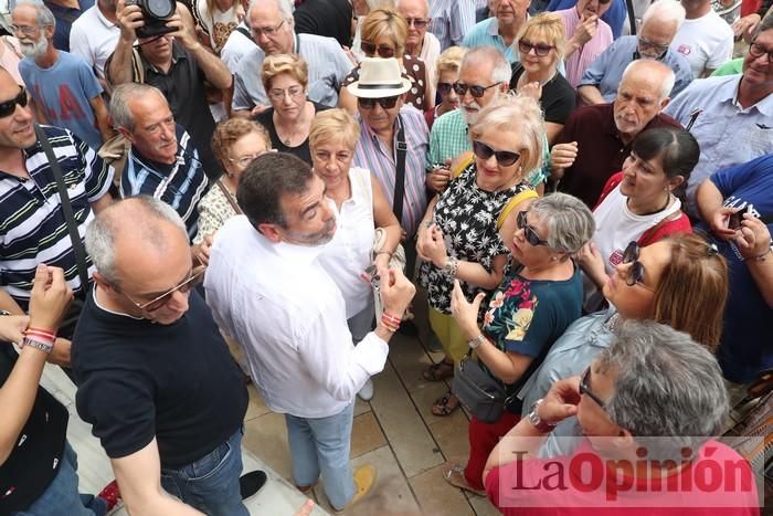 Cientos de personas protestan frente al Ayuntamiento de Cartagena por el pacto entre PP, PSOE y Cs