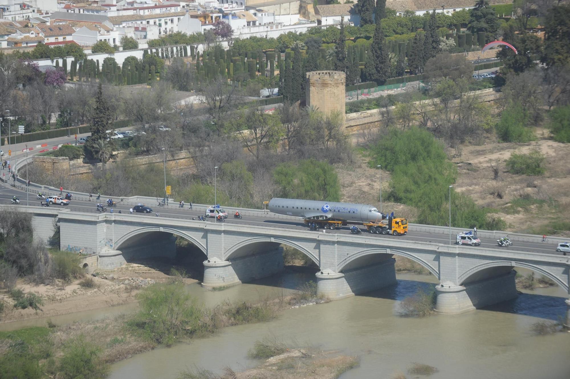 Así fue el multitudinario traslado del avión de Miraflores por el centro de Córdoba