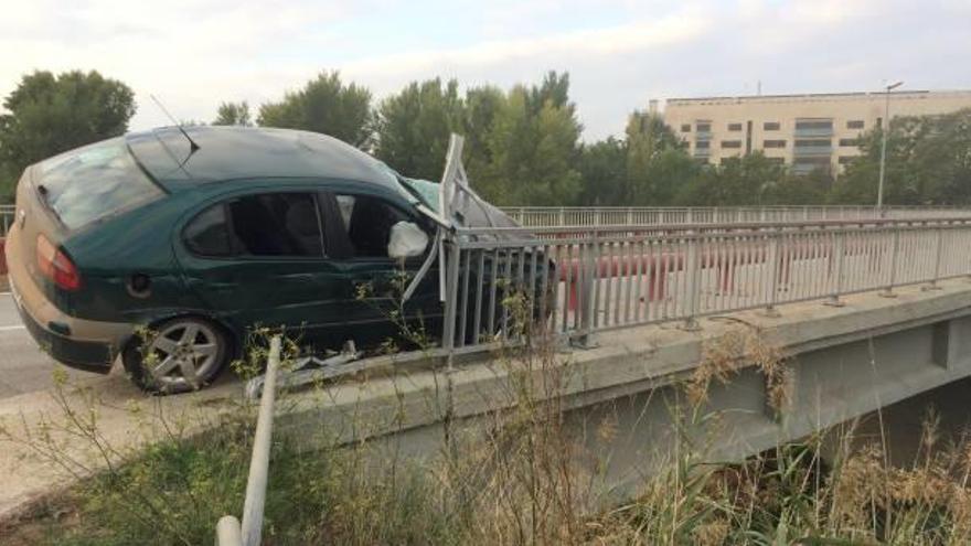 Estat del cotxe després d&#039;accidentar-se, al pont gran de Sant Joan