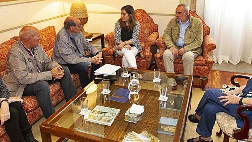 Reunión de la alcaldesa, Inés Rey, con miembros de la plataforma Defensa do Común, hace dos semanas.