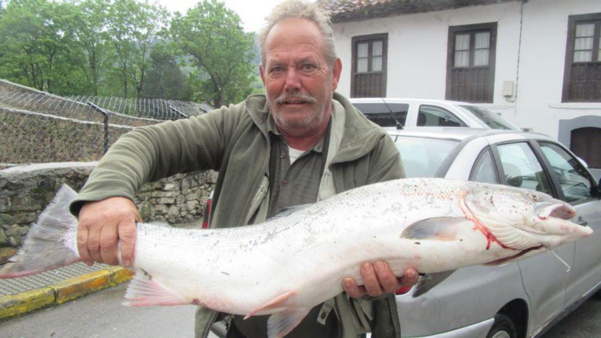 Kiko el de la Pina, con el salmón capturado ayer en el Sella. | J. M. Carbajal