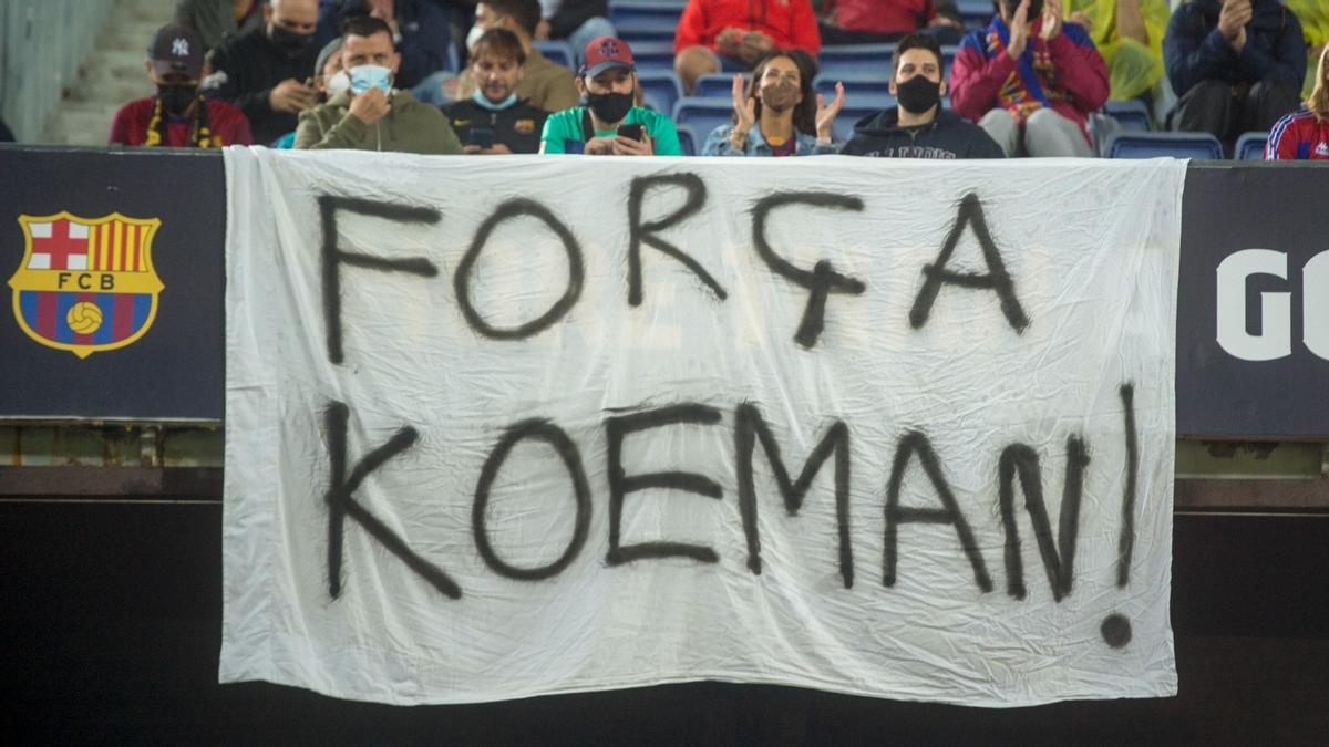 Una pancarta de apoyo a Koeman en el Barça-Granada del Camp Nou.