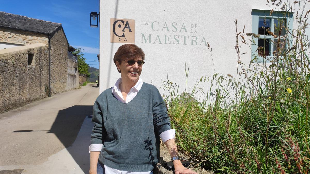 Sonsoles Castellano posa en Viladevelle junto a la Casa de la maestra.