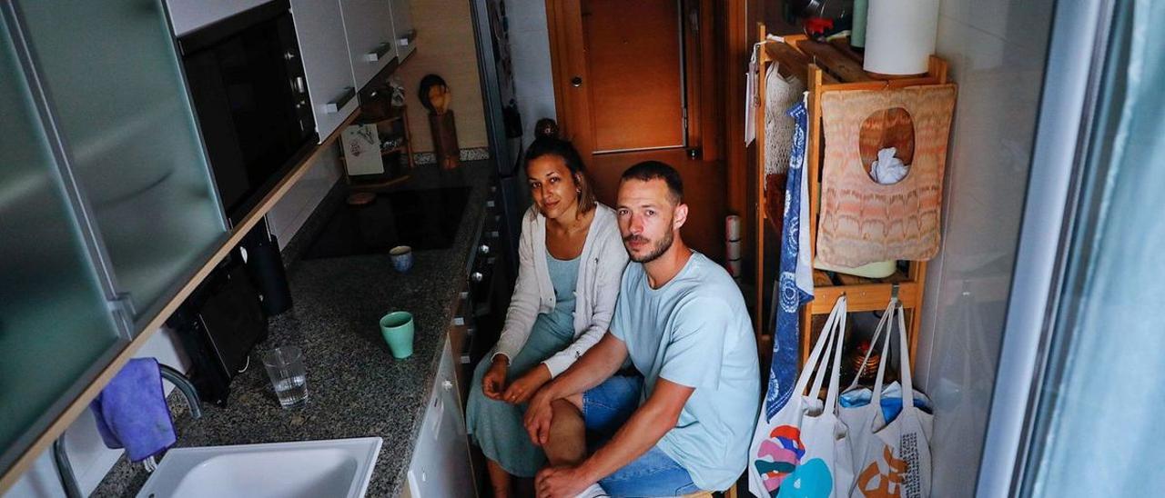 Ángela Carmona y Lucas Aráez en su piso de 39 metros cuadrados.