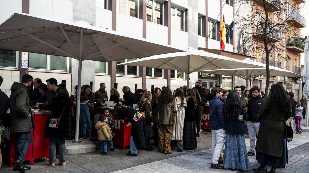 Gran ambiente en la calle San Pedro de Alcántara durante las cañas de Nochebuena.