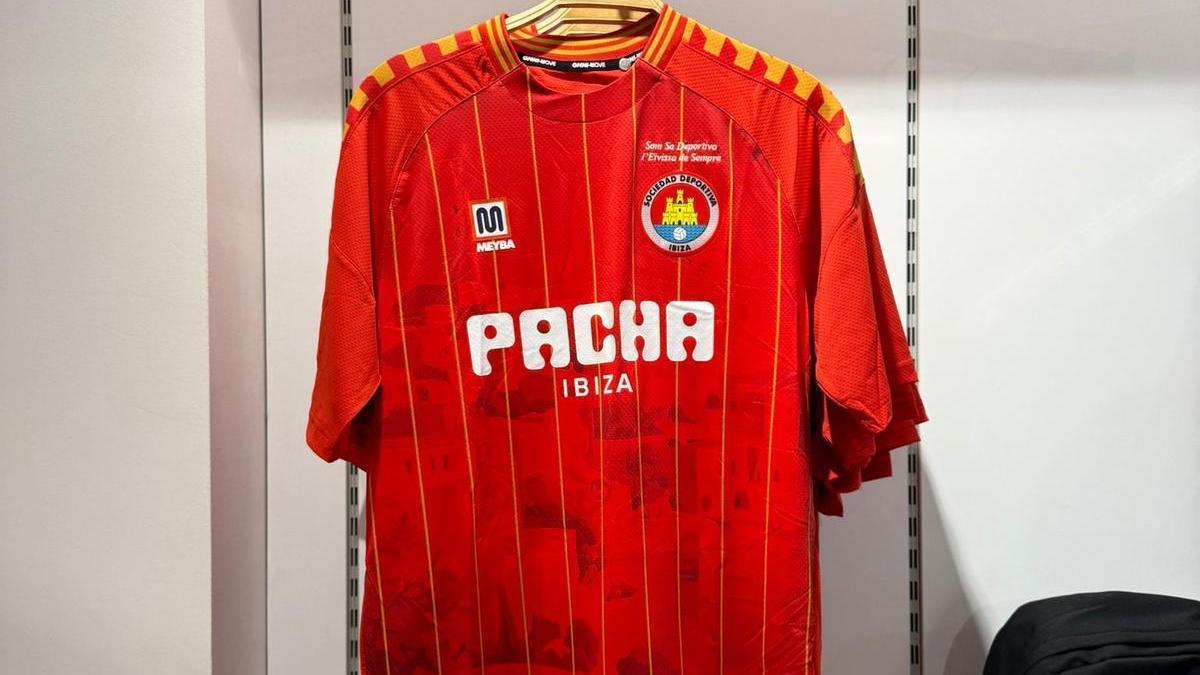 La camiseta oficial de la SD Ibiza, ya a la venta