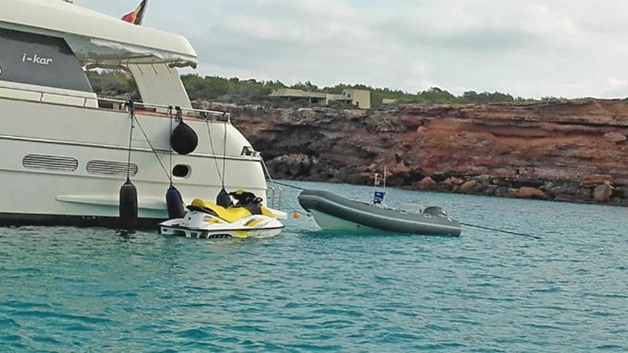 Uno de los yates que largó un cabo desde popa hasta el acantilado de Cala Saona