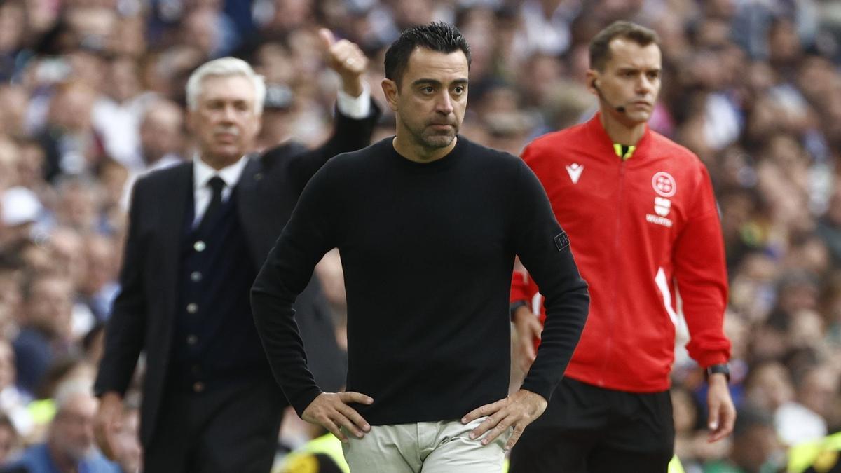 MADRID, 16/10/2022.- El entrenador del FC Barcelona, Xavi Hernández, durante el partido de la novena jornada de Liga que Real Madrid y FC Barcelona disputan este domingo en el estadio Santiago Bernabéu de Madrid. EFE/ Rodrigo Jiménez