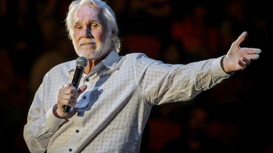 Fallece Kenny Rogers, mito de la música country