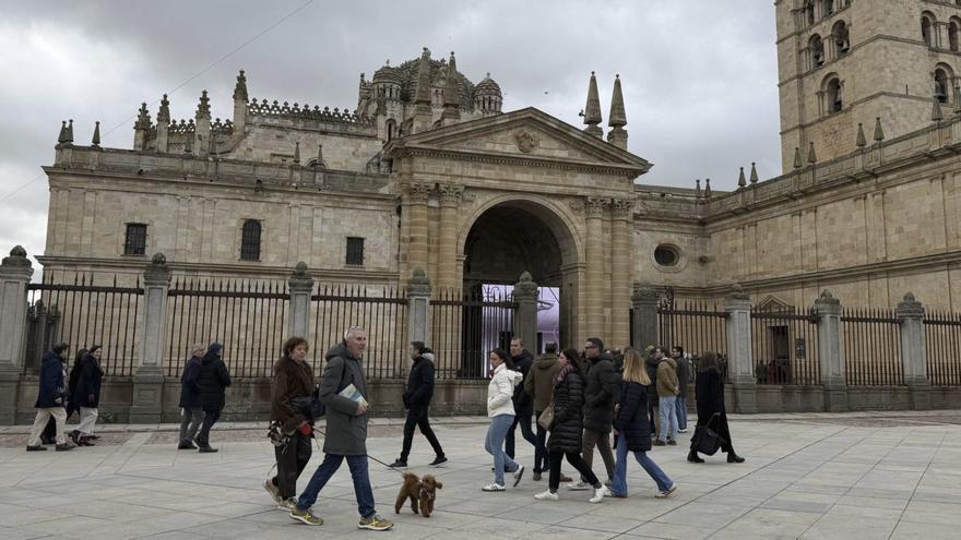 Grupos de viajeros en la Plaza de la Catedral de Zamora.