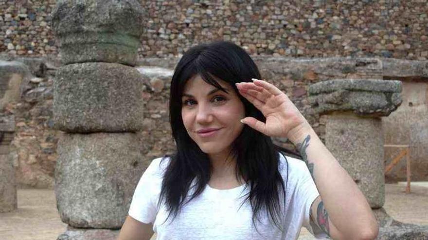 Angy Fernández defiende el teatro como "un reflejo de la verdad" en un mundo lleno de pantallas