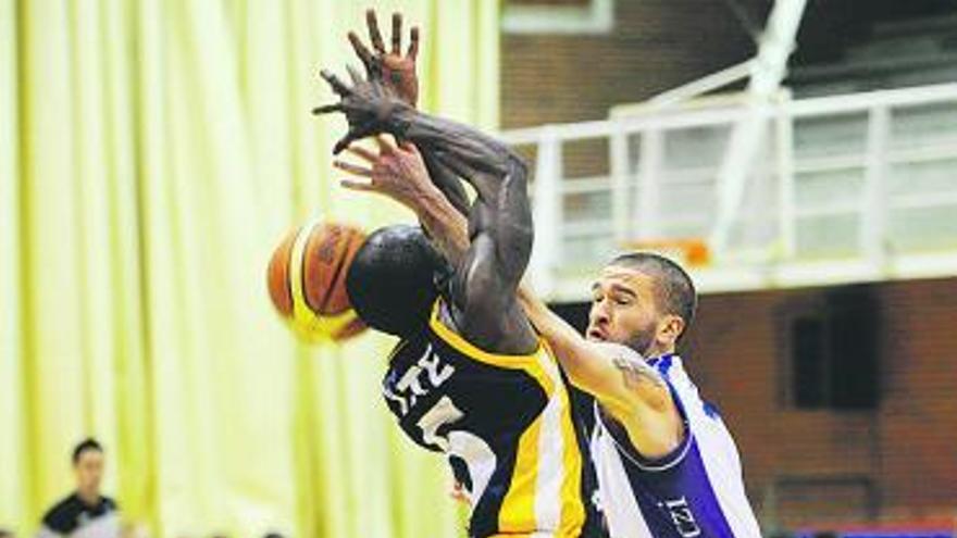 Tony Tate, en una acción del partido ante el Santurtzi.