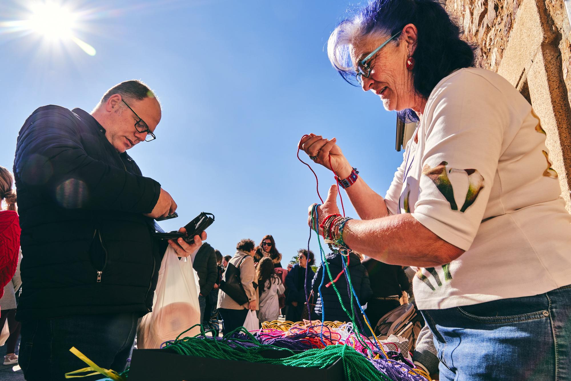 Miles de cacereños celebran San Blas congregándose en la explanada de su ermita