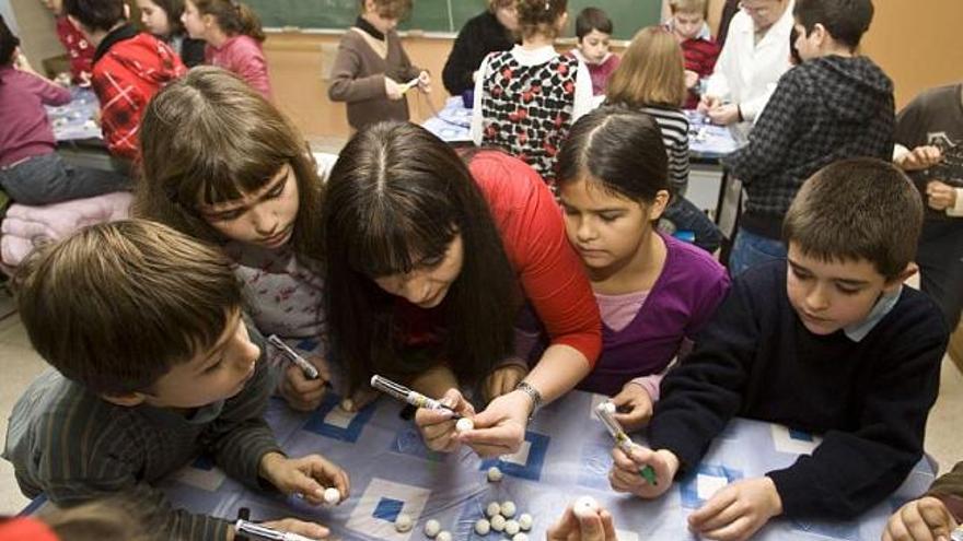 Los alumnos del «Amor de Dios» fabrican collares solidarios