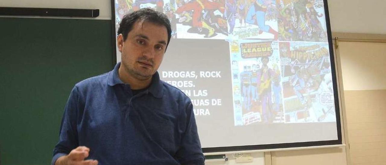 Jesús Blanco, durante una de sus clases sobre el cómic en la UNED. // Rafa Vázquez