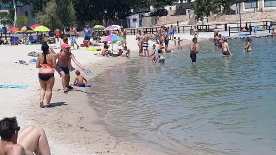 Bañistas nadando y disfrutando del lago de Playamonte en Navarrés, este verano.