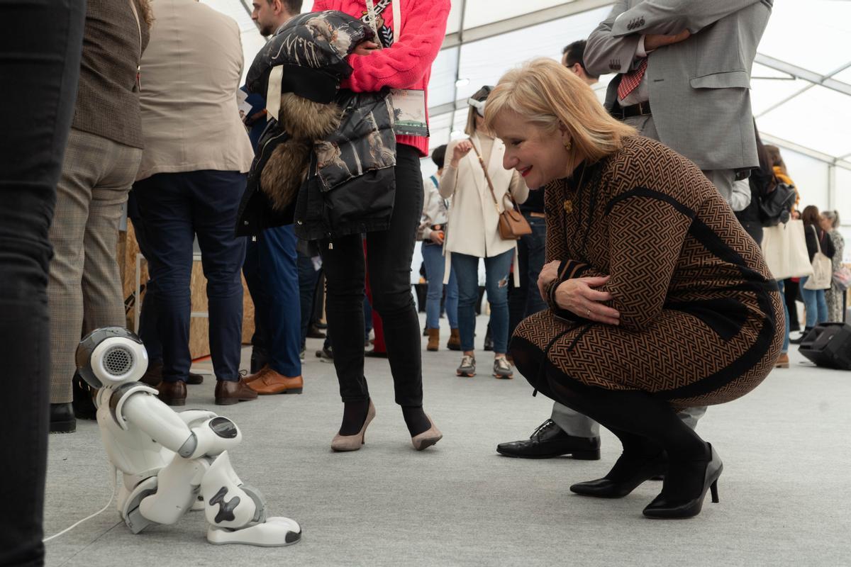 Leticia García, delegada territorial de la Junta, con un robot en Fitecu.