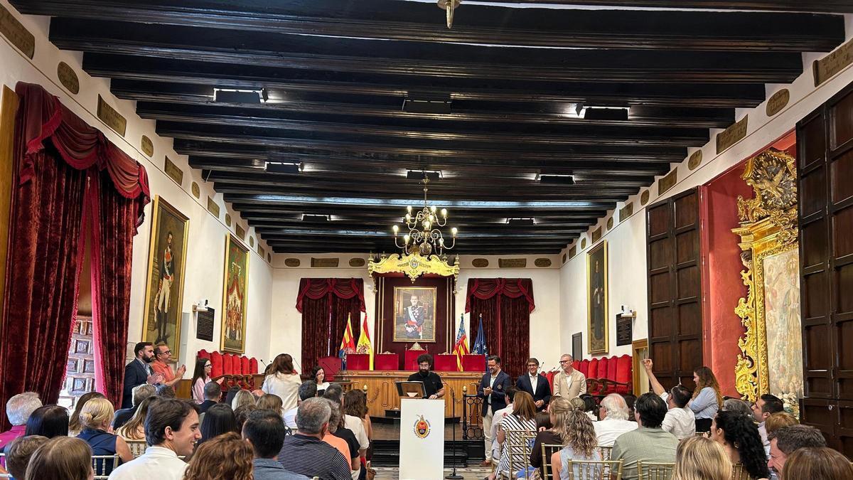 Uno de los funcionarios, durante la toma de posesión del cargo, en el Salón de Plenos.