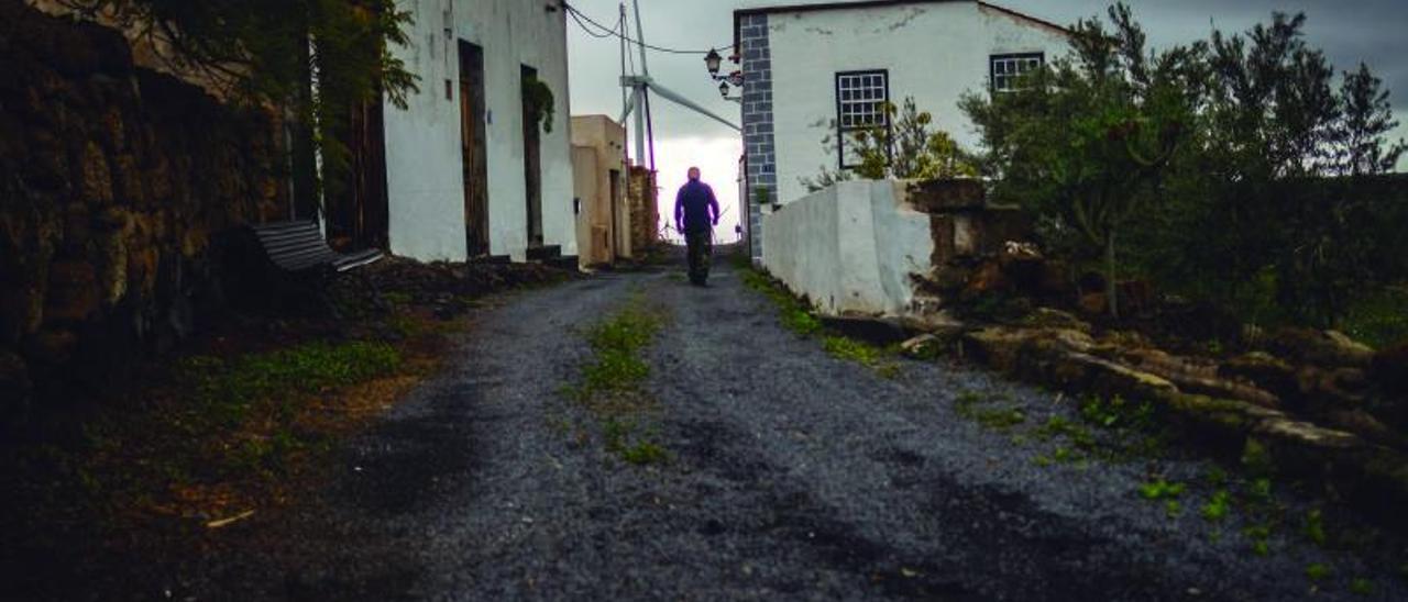 Un hombre camina en solitario por una calle de Icor, un caserío del municipio de Arico (sur de Tenerife) que ha perdido a gran parte de su población.