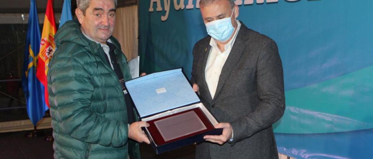 El pregonero, Saúl García Blanco, a la izquierda, recibiendo ayer del alcalde, Emilio García Longo, una placa conmemorativa.