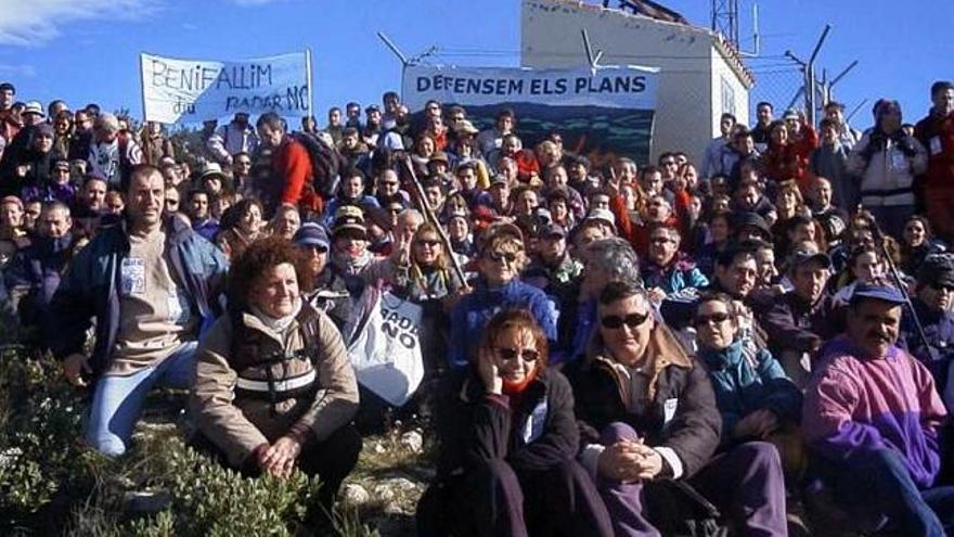 Imagen de archivo de una protesta en la cima de la Serra dels Plans contra el radar proyectado allí por AENA