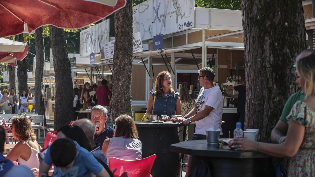 Ambiente en las casetas hosteleras del Bombé.