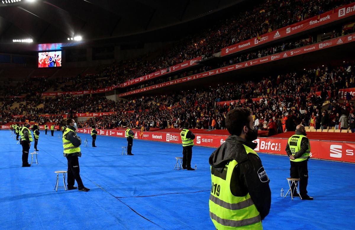 Dispositivo de seguridad durante un partido en el estadio de La Cartuja