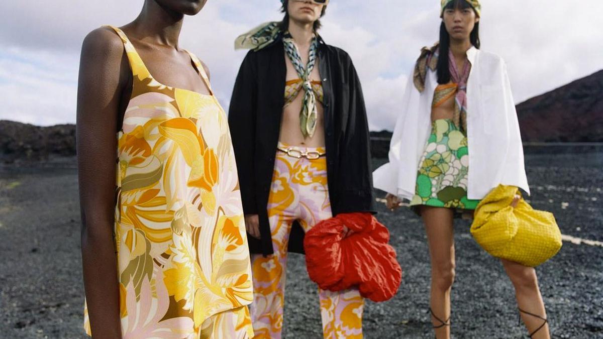 La nueva campaña de Zara: sesentera, estampada, a todo color y fotografiada en Lanzarote