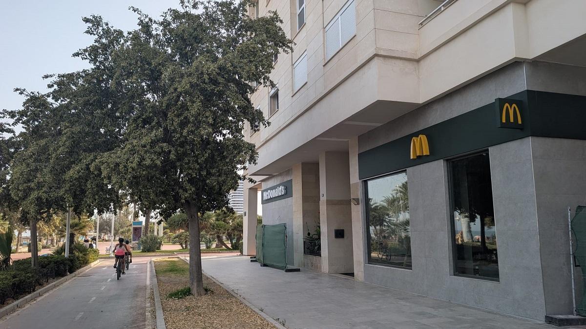 El local del nuevo McDonald'sn la calle Pacífico de Málaga, junto al paseo marítimo Antonio Banderas.