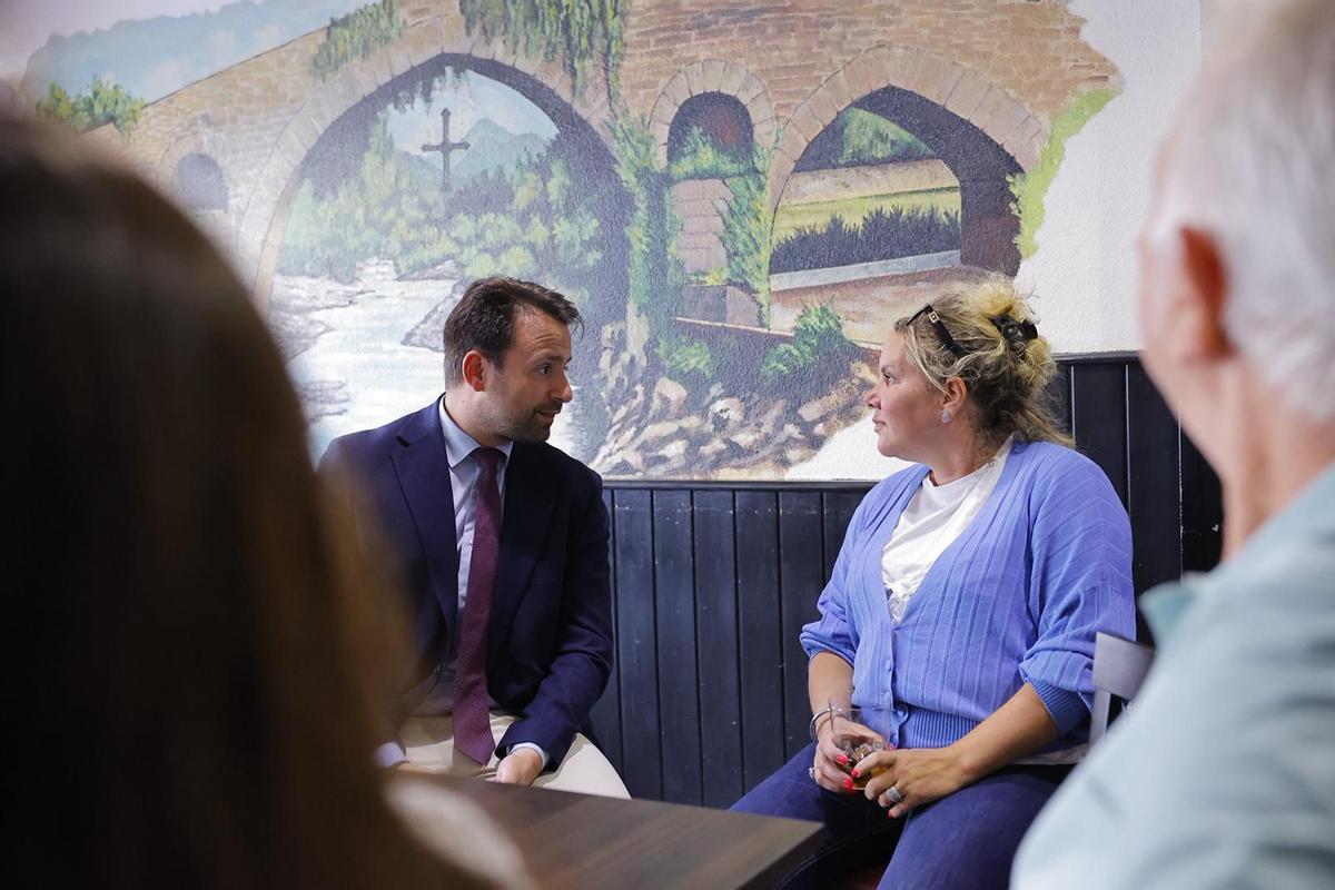 Álvaro Queipo conversa con la presidenta del Centro Asturiano de Ginebra, Elena Mier.