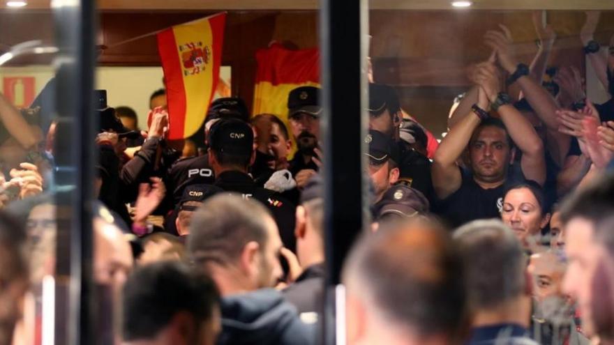 El grito de policías nacionales en un hotel de Pineda ante las protestas de ciudadanos: &quot;¡Que nos dejen actuar!&quot;