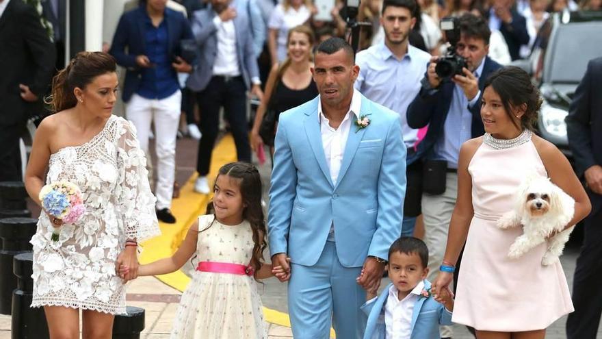 Tevez y Vanesa Mansilla, con sus hijos Florencia, Katie y Lito Junior.