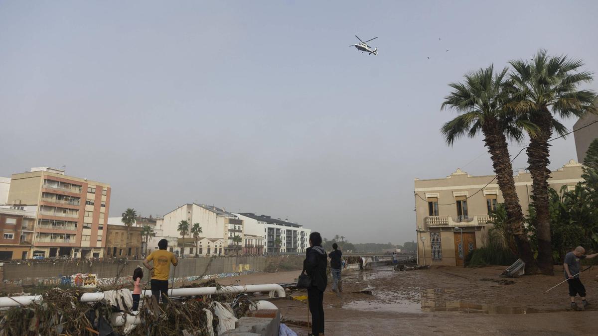 Un helicóptero sobrevuela el barranco de Chiva-Torrent-Poyo en Paiporta, el 30 de octubre de 2024.