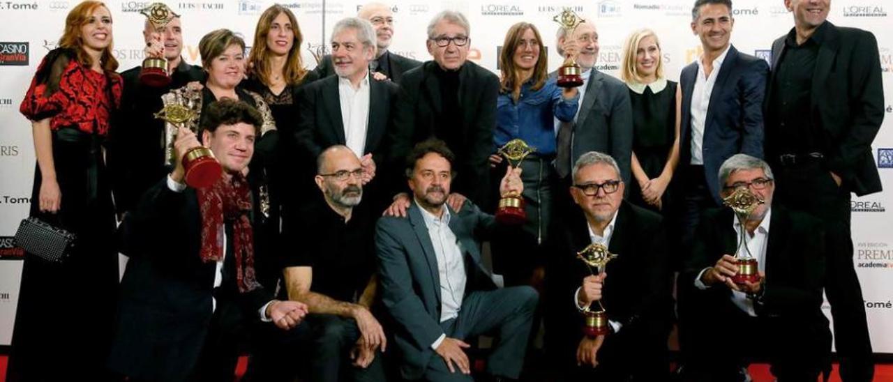 Miembros del equipo de la serie &quot;Isabel&quot; posan con los premios.