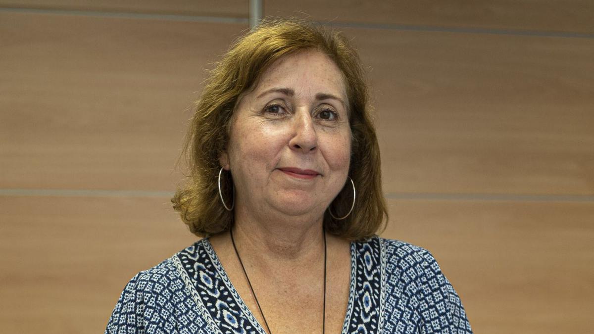 La delegada territorial de Educación, en la mesa de su despacho. | IRENE VILÀ CAPAFONS