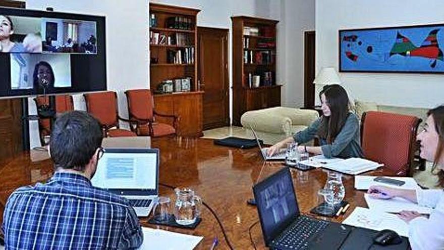La presidenta del Govern durante la videoconferencia con Formentera, desde el Consolat de Mar.