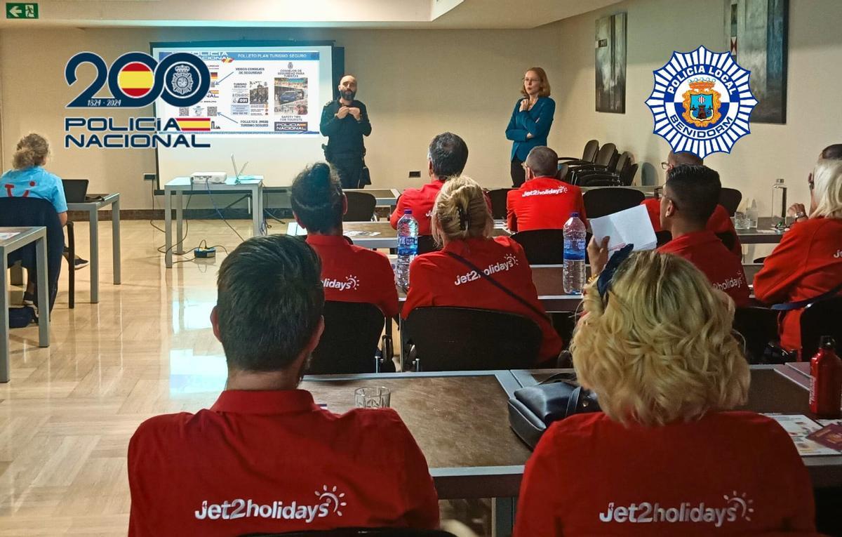Reunión de la Policía Nacional y la Policía Local con turoperadores británicos en Benidorm.