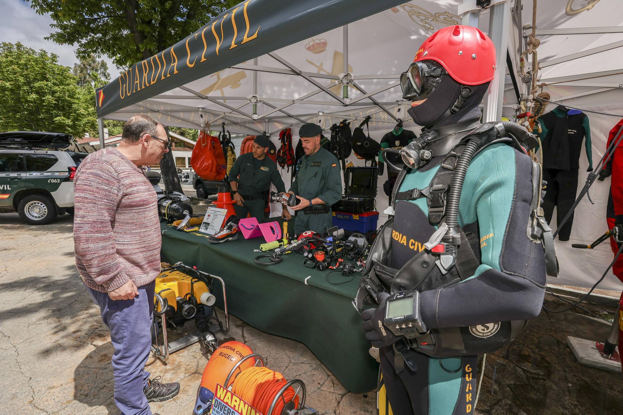 El izado de la bandera y la exposición del Bombé abren los actos del Día de las Fuerzas Armadas en Oviedo.