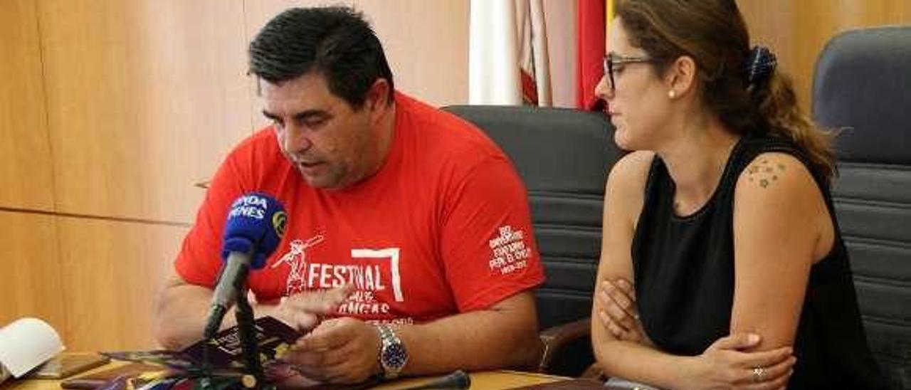 La socialista Paula Cuervo, junto al presidente de &quot;Pepe El Chelo&quot;, Álvaro Artime, en la presentación del certamen de charangas.