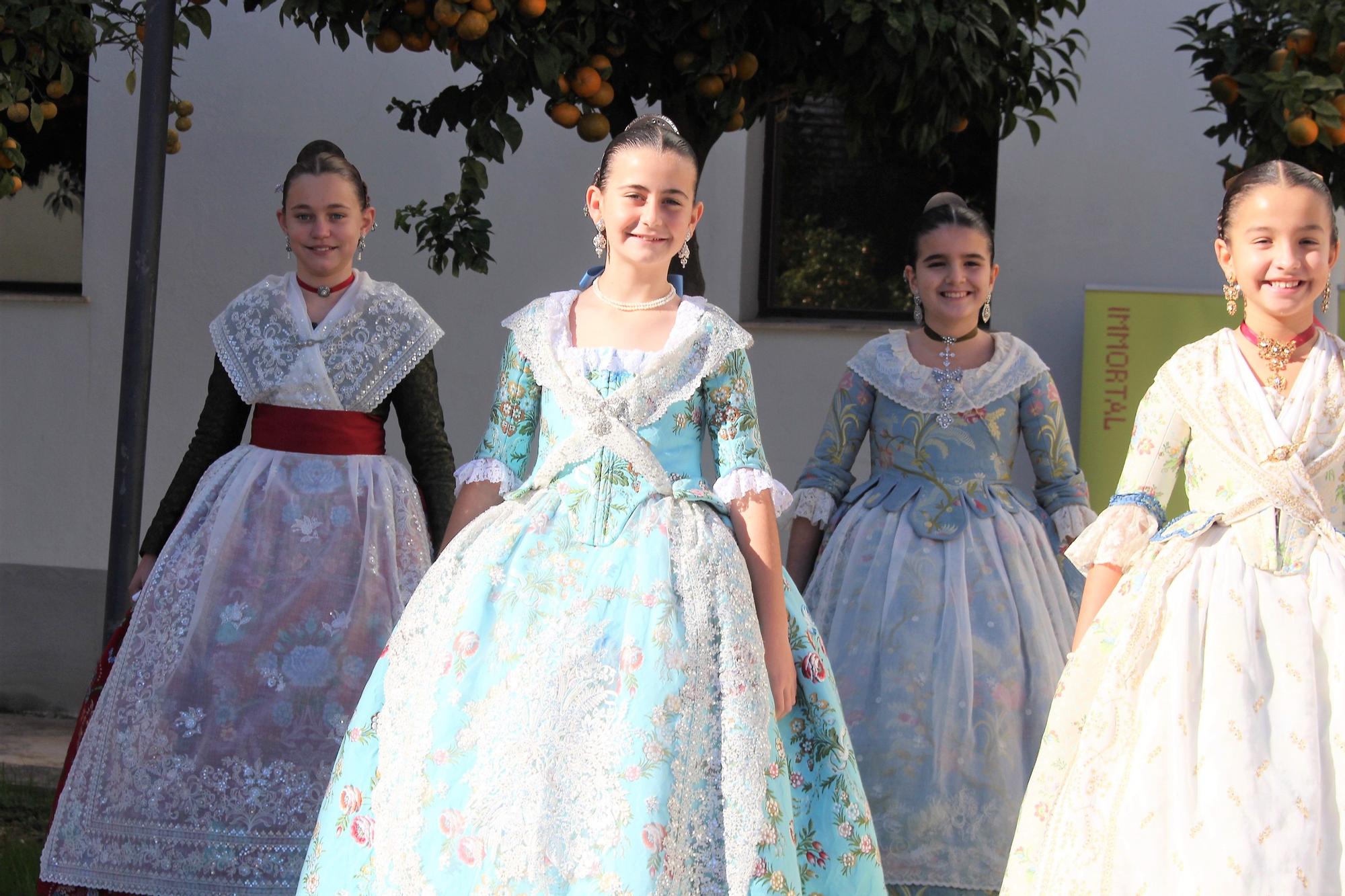 Falleras mayores y cortes recuperan el moño único... y unos segundos sin mascarilla