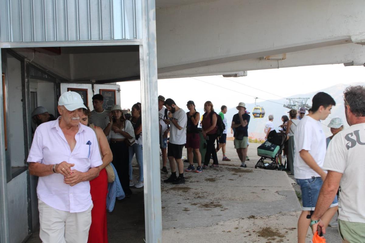 Así se vive el eclipse desde la estación de Pajares: cientos de personas ven sin problemas el esperado evento astronómico, "es increíble"