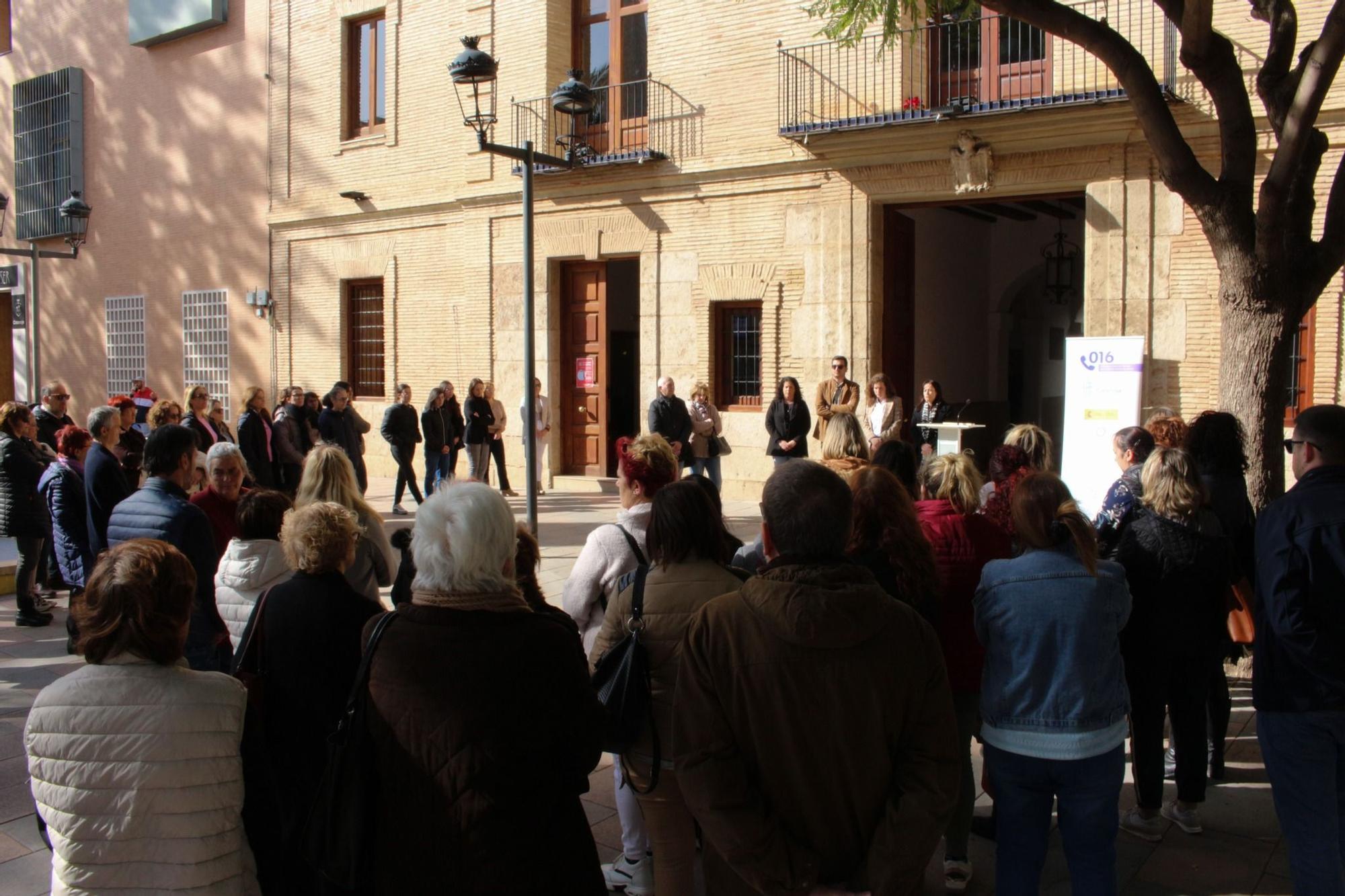 Catarroja. Miembros de la corporación local durante el minuto de silencio.