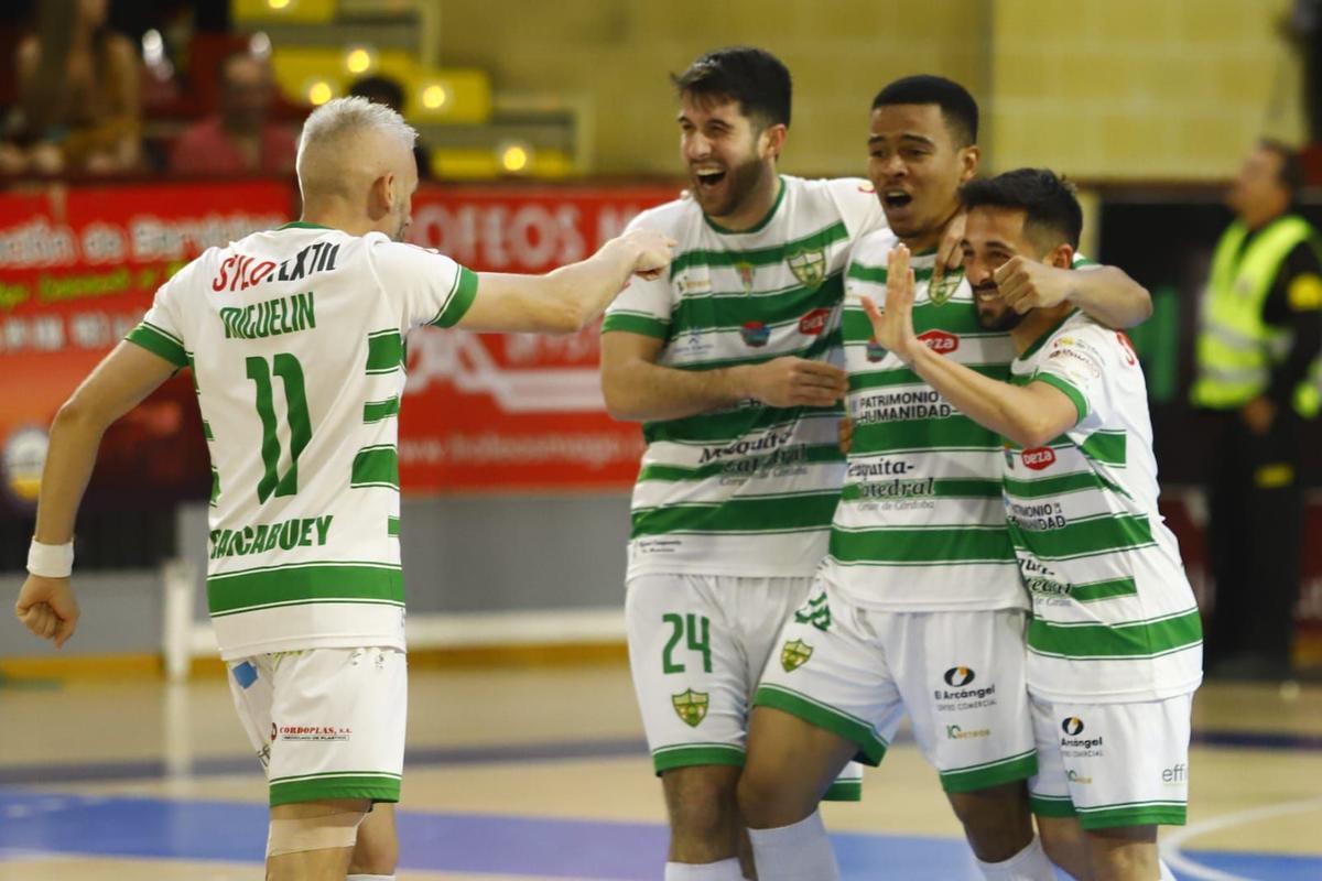 Miguelín celebra un gol ante el Industrias Santa Coloma en Vista Alegre.