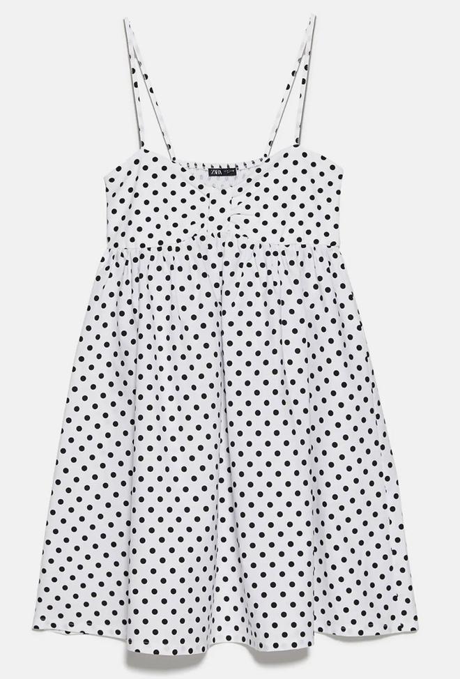 Vestido blanco con lunares negros de Zara (precio: 19,99 euros)