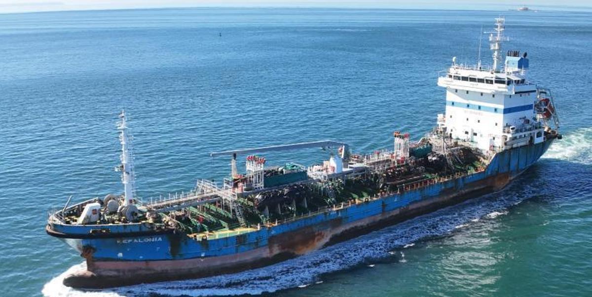 KEFALONIA: AÑO DE CONSTRUCCIÓN: 2009. BANDERA: Liberia. CONSTRUÍDO EN: China. TIPO DE BARCO: Buque cisterna. ESLORA: 102 metros. MANGA: 17 metros. TONELAJE BRUTO: 4.580 toneladas.